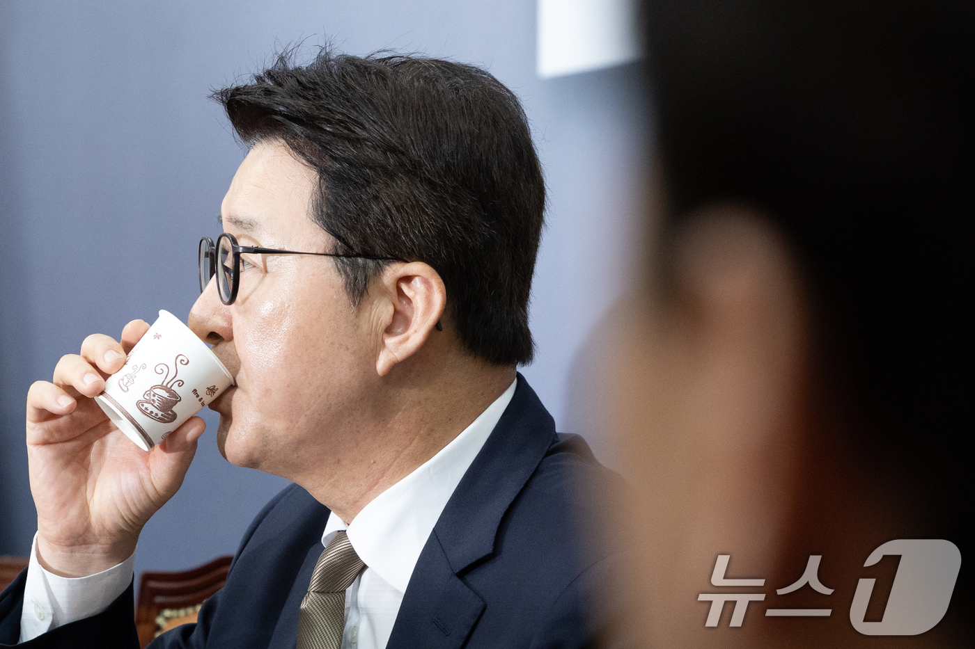 (서울=뉴스1) 이승배 기자 = 신동욱 국민의힘 최고위원이 1일 오전 서울 여의도 국회에서 열린 최고위원회의에서 물을 마시고 있다. 2025.9.1/뉴스1