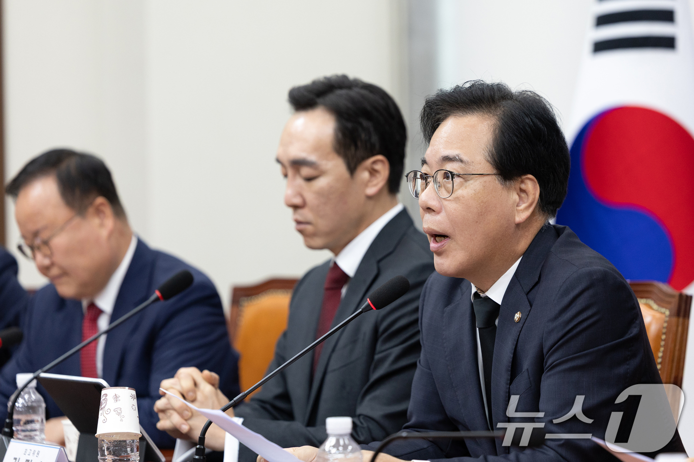 (서울=뉴스1) 이승배 기자 = 송언석 국민의힘 원내대표가 1일 오전 서울 여의도 국회에서 열린 최고위원회의에서 모두발언하고 있다. 2025.9.1/뉴스1