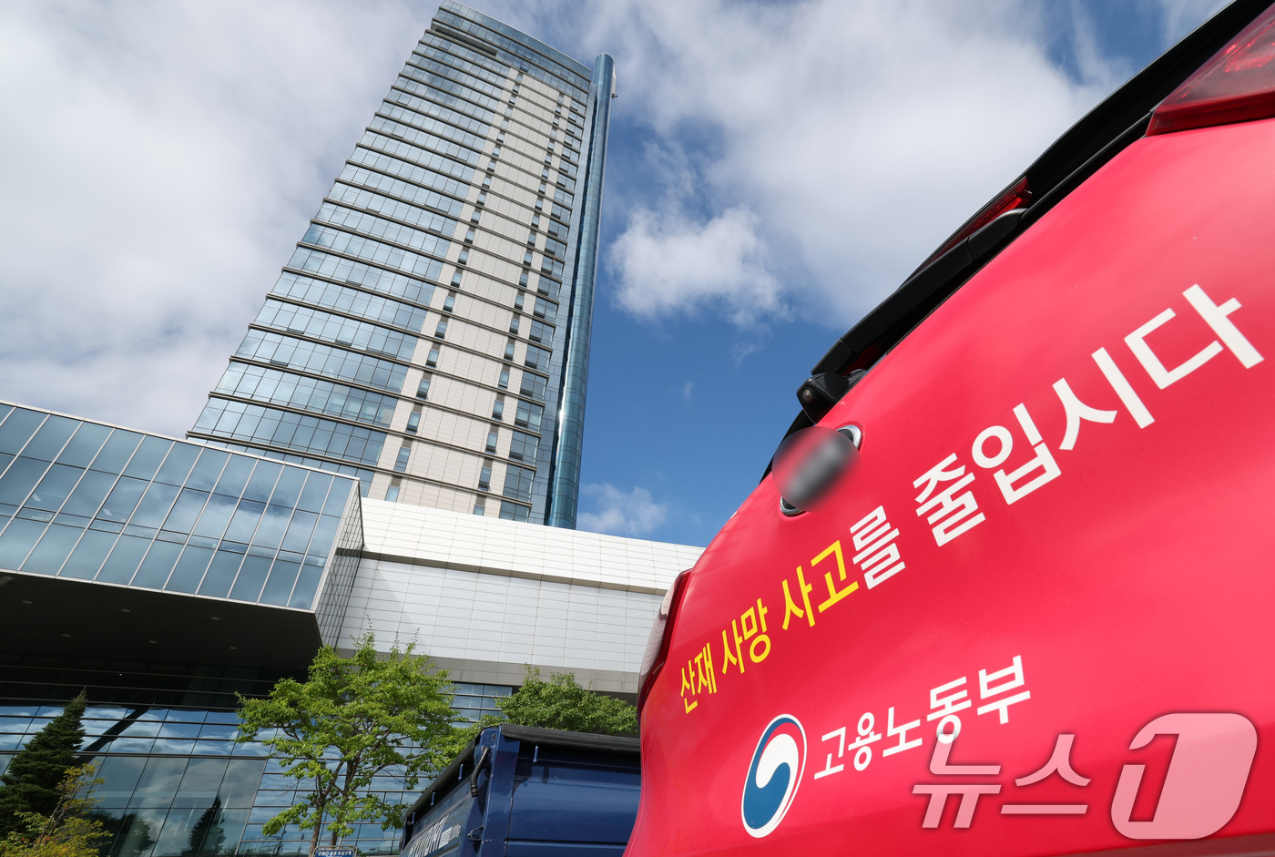 (대전=뉴스1) 김기태 기자 = 경북경찰청과 대구지방고용노동청이 1일 오전 코레일 본사와 대구본부, 하청업체 본사 등에서 압수수색을 실시한 가운데 코레일 대전본사 앞에 압수수색 관 …