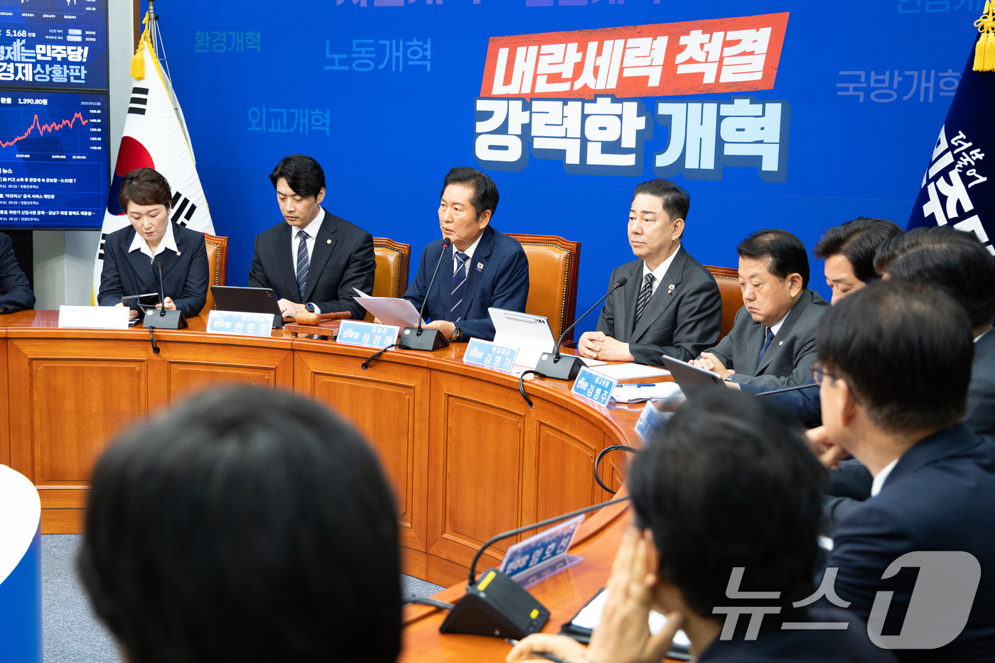 (서울=뉴스1) 유승관 기자 = 정청래 더불어민주당 대표가 1일 서울 여의도 국회에서 열린 최고위원회의에서 모두 발언을 하고 있다. 2025.9.1/뉴스1