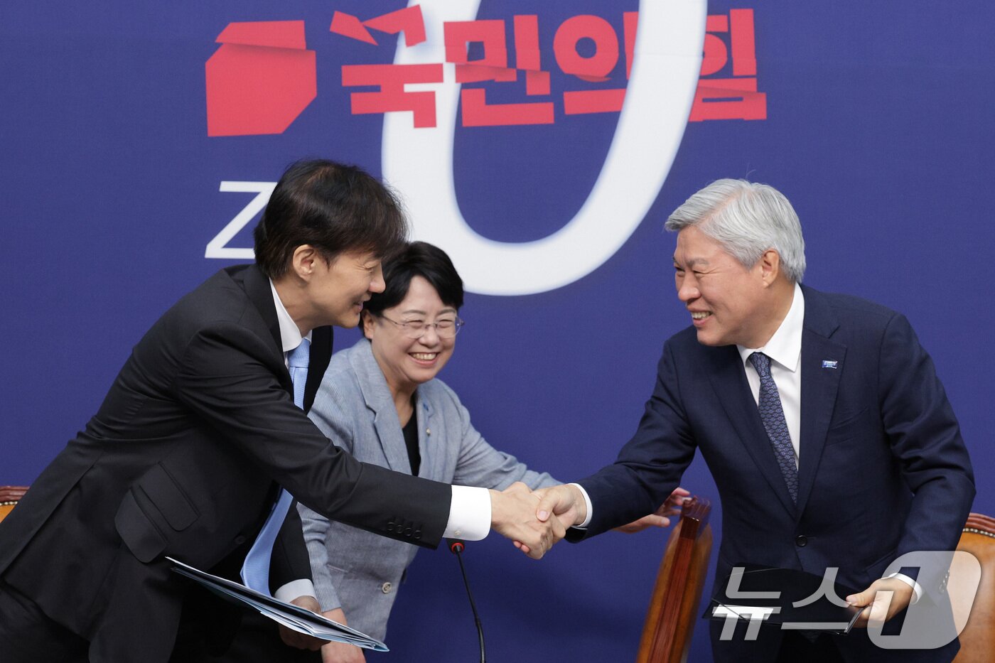 본문 이미지 - 조국 조국혁신당 혁신정책연구원장&#40;왼쪽&#41;이 1일 오전 서울 여의도 국회에서 열린 조국혁신당 최고위원회의에서 김선민 대표 권한대행, 서왕진 원내대표와 인사하고 있다. 2025.9.1/뉴스1 ⓒ News1 신웅수 기자