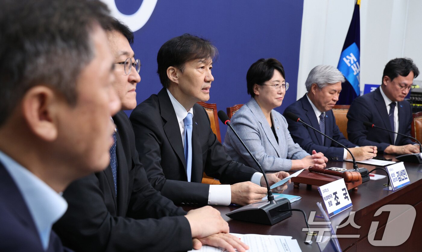 본문 이미지 - 조국 조국혁신당 혁신정책연구원장&#40;왼쪽&#41;이 1일 오전 서울 여의도 국회에서 열린 조국혁신당 최고위원회의에서 발언하고 있다. 2025.9.1/뉴스1 ⓒ News1 신웅수 기자