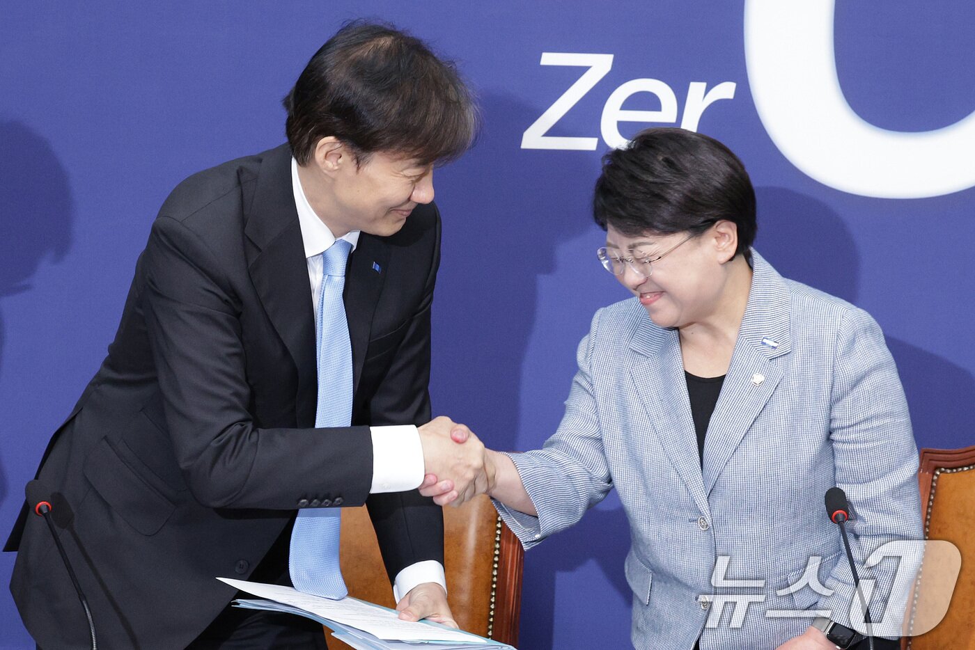 본문 이미지 - 조국 조국혁신당 혁신정책연구원장이 1일 오전 서울 여의도 국회에서 열린 조국혁신당 최고위원회의에서 김선민 대표 권한대행과 인사하고 있다. 2025.9.1/뉴스1 ⓒ News1 신웅수 기자