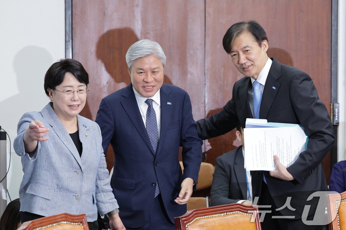 본문 이미지 - 조국 조국혁신당 혁신정책연구원장&#40;오른쪽&#41;이 1일 오전 서울 여의도 국회에서 열린 조국혁신당 최고위원회의에서 김선민 대표 권한대행, 서왕진 원내대표에게 자리를 양보하고 있다. 2025.9.1/뉴스1 ⓒ News1 신웅수 기자
