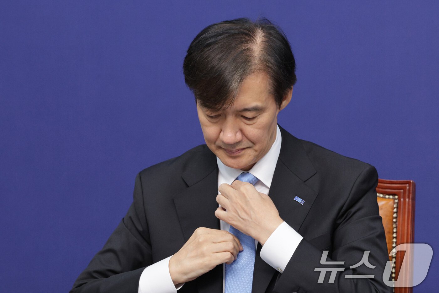 본문 이미지 - 조국 조국혁신당 혁신정책연구원장이 1일 오전 서울 여의도 국회에서 열린 조국혁신당 최고위원회의에서 넥타이를 고쳐매고 있다. 2025.9.1/뉴스1 ⓒ News1 신웅수 기자