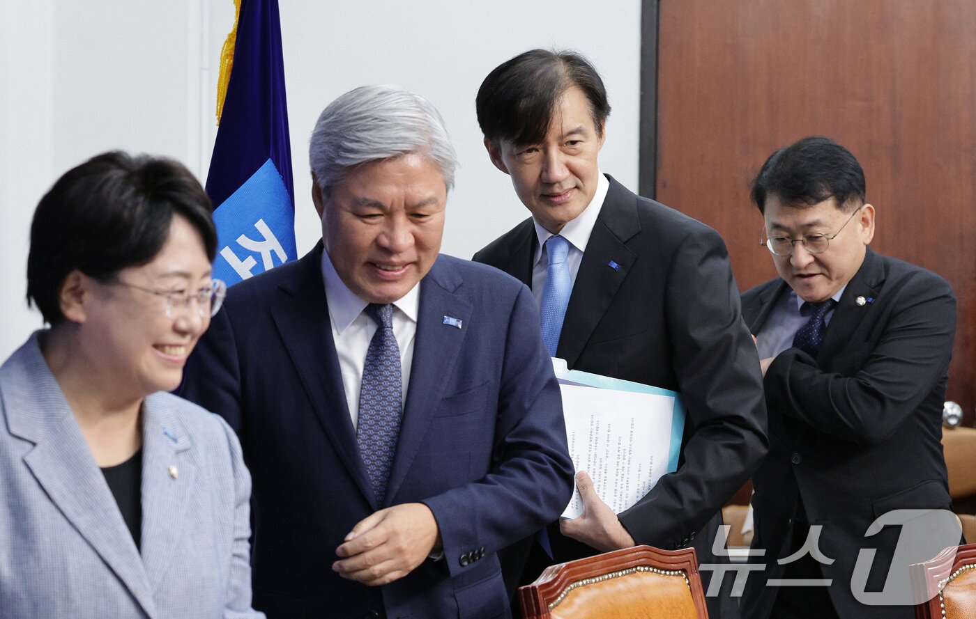 본문 이미지 - 조국 조국혁신당 혁신정책연구원장이 1일 오전 서울 여의도 국회에서 열린 조국혁신당 최고위원회의에 참석하고 있다. 2025.9.1/뉴스1 ⓒ News1 신웅수 기자