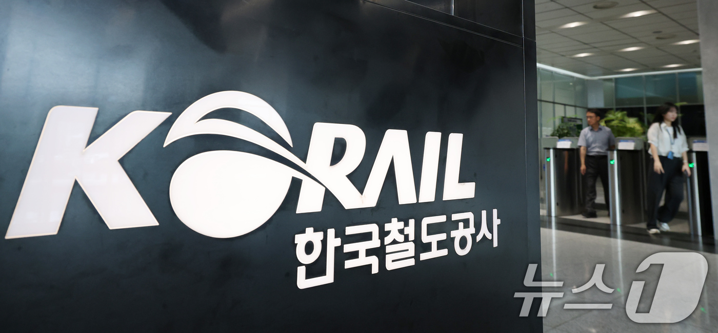 (대전=뉴스1) 김기태 기자 = 경북경찰청과 대구지방고용노동청이 1일 오전 코레일 본사와 대구본부, 하청업체 본사 등에서 압수수색을 실시한 가운데 코레일 관계자들이 이동하고 있다. …