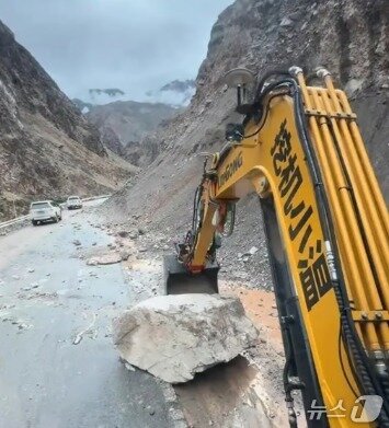 본문 이미지 - 도로의 바위를 치우는 모습 - SCMP 갈무리