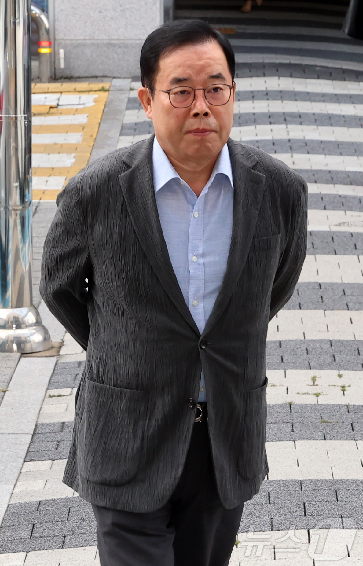 (서울=뉴스1) 김진환 기자 = 박성중 전 국민의힘 의원이 1일 서울 양천구 목동 서울남부지법에서 열린 '패스트트랙 사건' 1심 재판에 출석하고 있다.국회 패스트트랙 충돌은 201 …