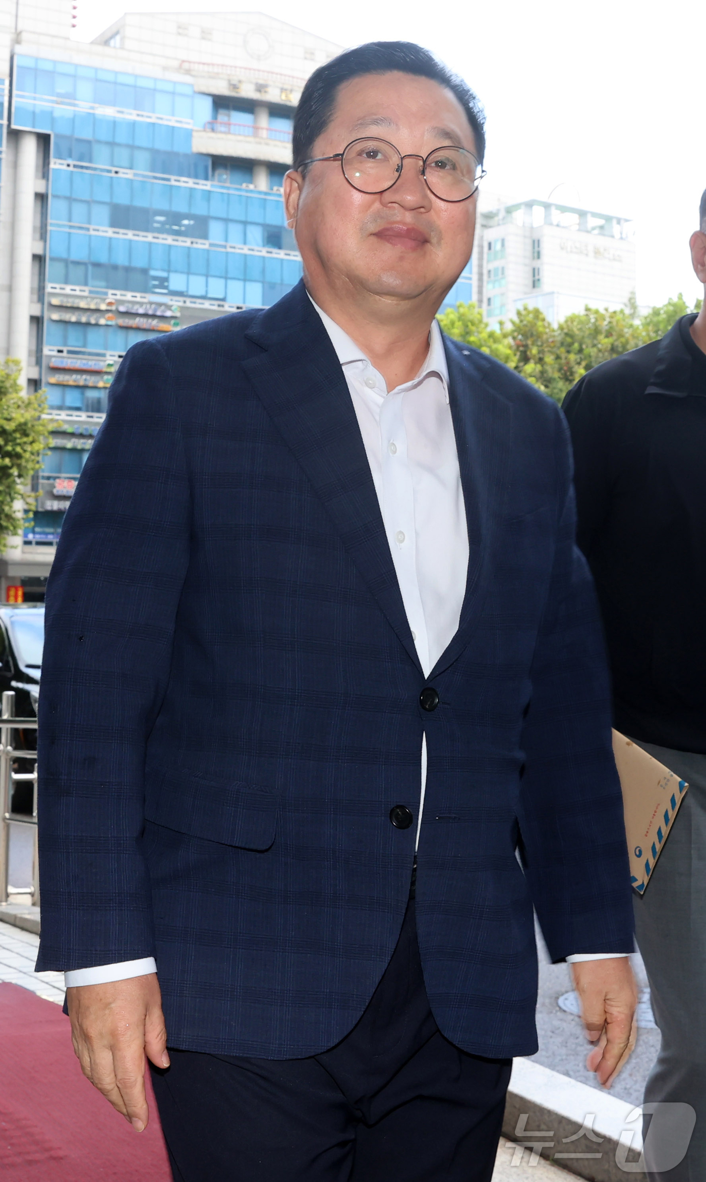 (서울=뉴스1) 김진환 기자 = 이장우 대전시장이 1일 오전 서울 양천구 목동 서울남부지법에서 열린 '패스트트랙 사건' 1심 재판에 출석하고 있다.국회 패스트트랙 충돌은 2019년 …