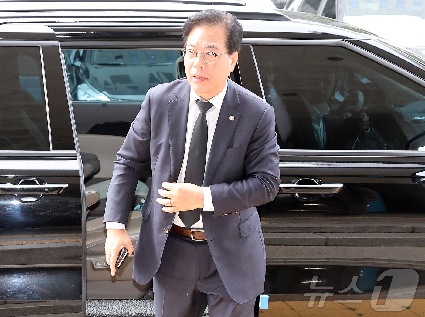 본문 이미지 - 송언석 국민의힘 원내대표가 1일 서울 양천구 목동 서울남부지법에서 열린 '패스트트랙 사건' 1심 재판에 출석하고 있다. (공동취재) 2025..9.1/뉴스1 2025.9.1/뉴스1 ⓒ News1 김진환 기자