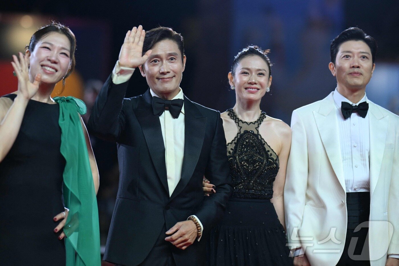 본문 이미지 - '어쩔수가없다' 주연 배우들 ⓒ AFP=뉴스1