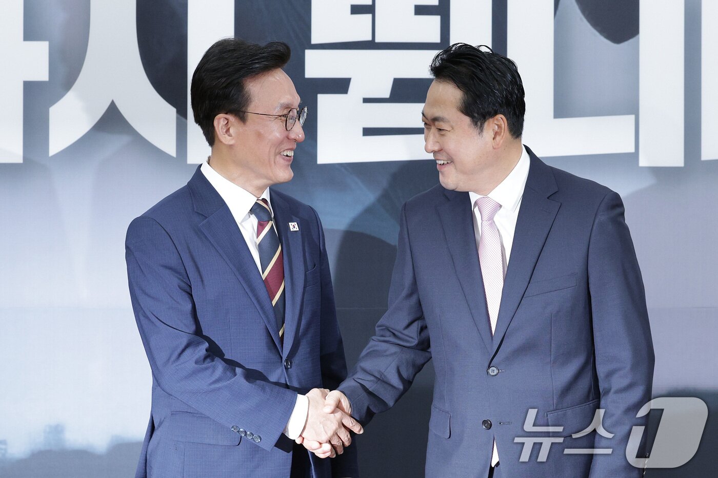 본문 이미지 - 장동혁 국민의힘 대표&#40;오른쪽&#41;가 1일 오전 서울 여의도 국회에서 김민석 국무총리를 접견하며 악수하고 있다. 2025.9.1/뉴스1 ⓒ News1 신웅수 기자