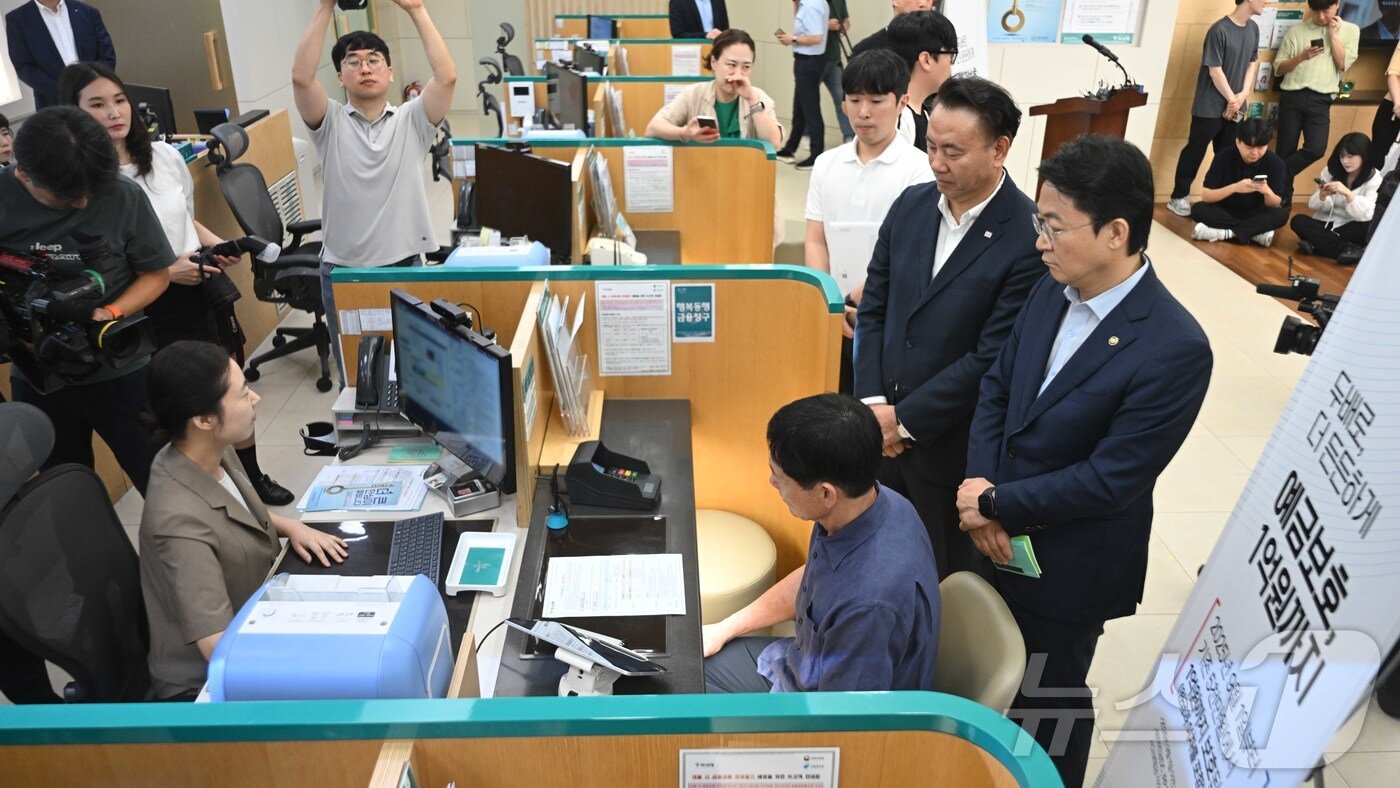 본문 이미지 - 권대영 금융위원회 부위원장이 1일 오전 서울 중구 하나은행 본점에서 열린 예금보호한도 1억원 시행 현장방문에서 예금상품 가입 상담을 받는 시민을 바라보며 직원의 설명을 경청하고 있다. (공동취재) 2025.9.1/뉴스1 ⓒ News1 이광호 기자