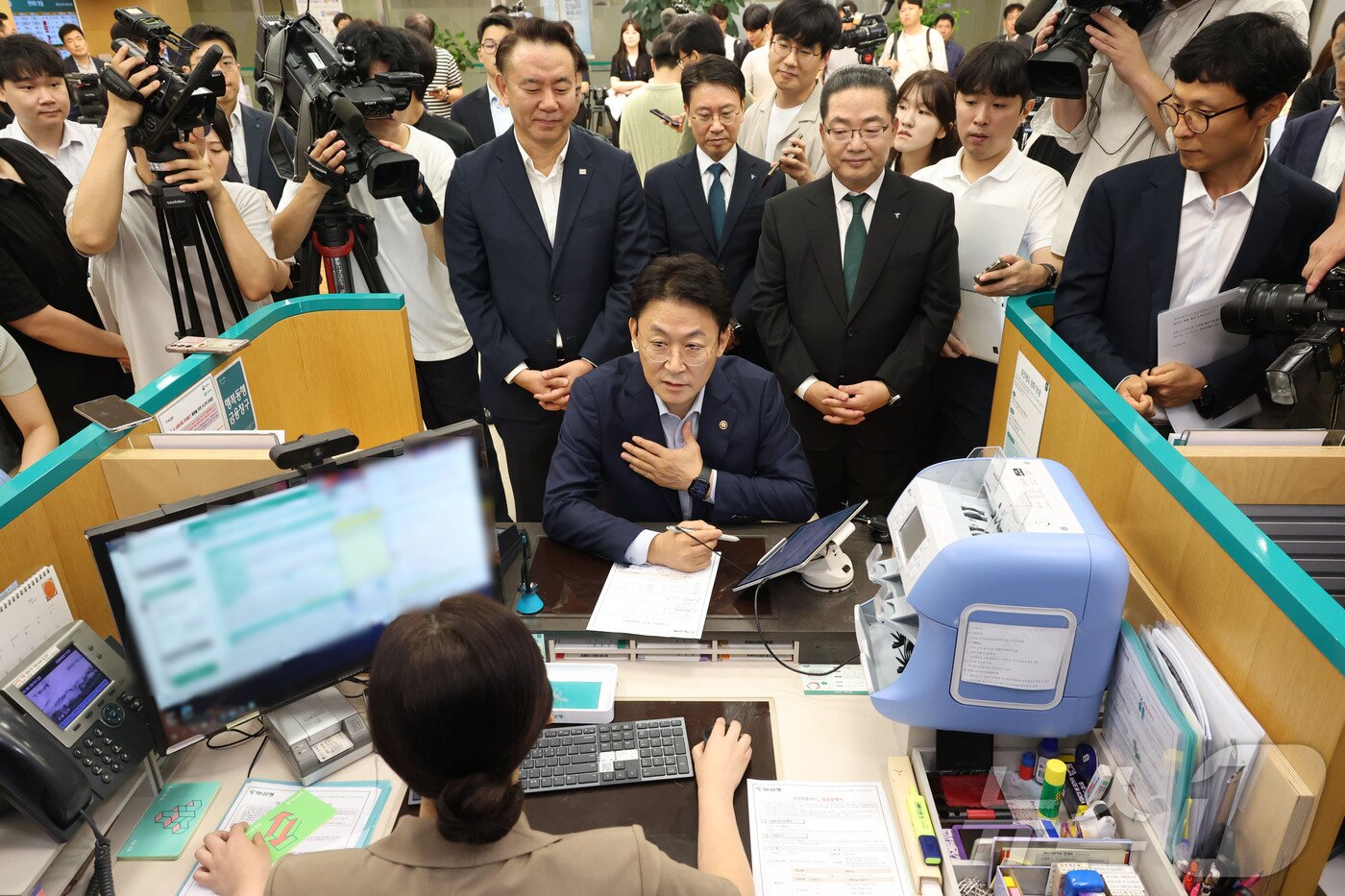 본문 이미지 - 예금보호한도 1억원 시행 첫 날인 1일 오전 권대영 금융위원회 부위원장이 서울 중구 하나은행 본점 영업점을 방문해 예금상품에 가입하고 있다. (공동취재) 2025.9.1/뉴스1 ⓒ News1 이광호 기자