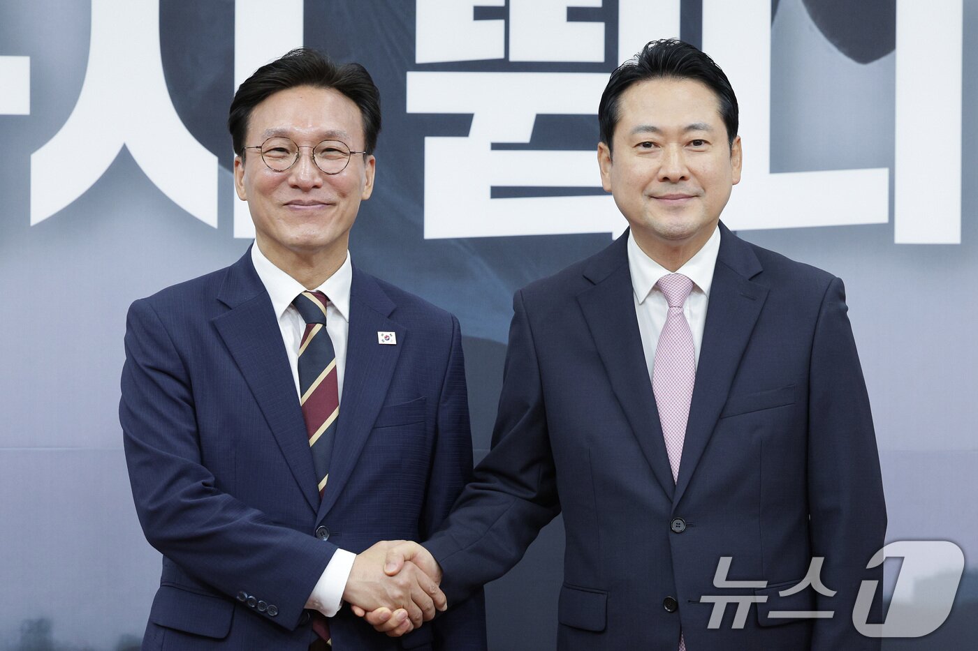 본문 이미지 - 장동혁 국민의힘 대표&#40;오른쪽&#41;가 1일 오전 서울 여의도 국회에서 김민석 국무총리를 접견하며 악수하고 있다. 2025.9.1/뉴스1 ⓒ News1 신웅수 기자