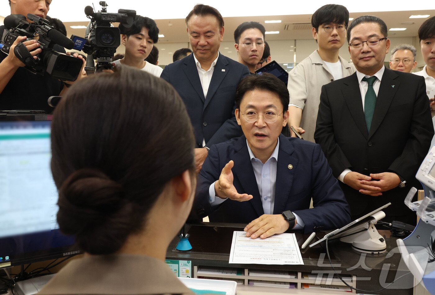 본문 이미지 - 예금보호한도 1억원 시행 첫 날인 1일 오전 권대영 금융위원회 부위원장이 서울 중구 하나은행 본점 영업점을 방문해 예금상품에 가입하고 있다. (공동취재) 2025.9.1/뉴스1 ⓒ News1 이광호 기자