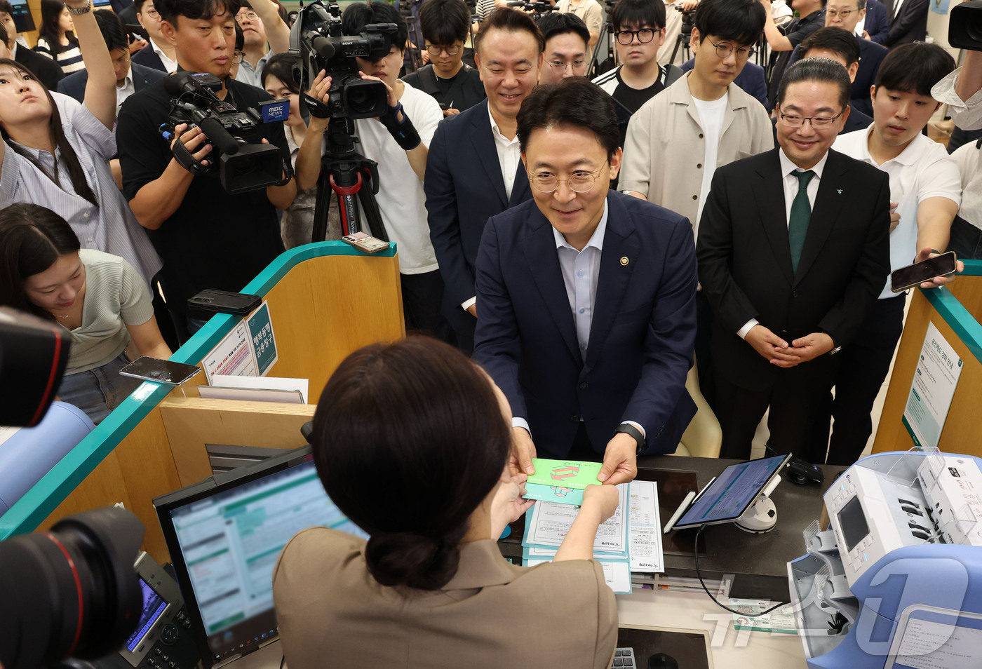 (서울=뉴스1) 이광호 기자 = 예금보호한도 1억원 시행  첫 날인 1일 오전 권대영 금융위원회 부위원장이 서울 중구 하나은행 본점 영업점을 방문해 예금상품에 가입하고 있다. (공 …