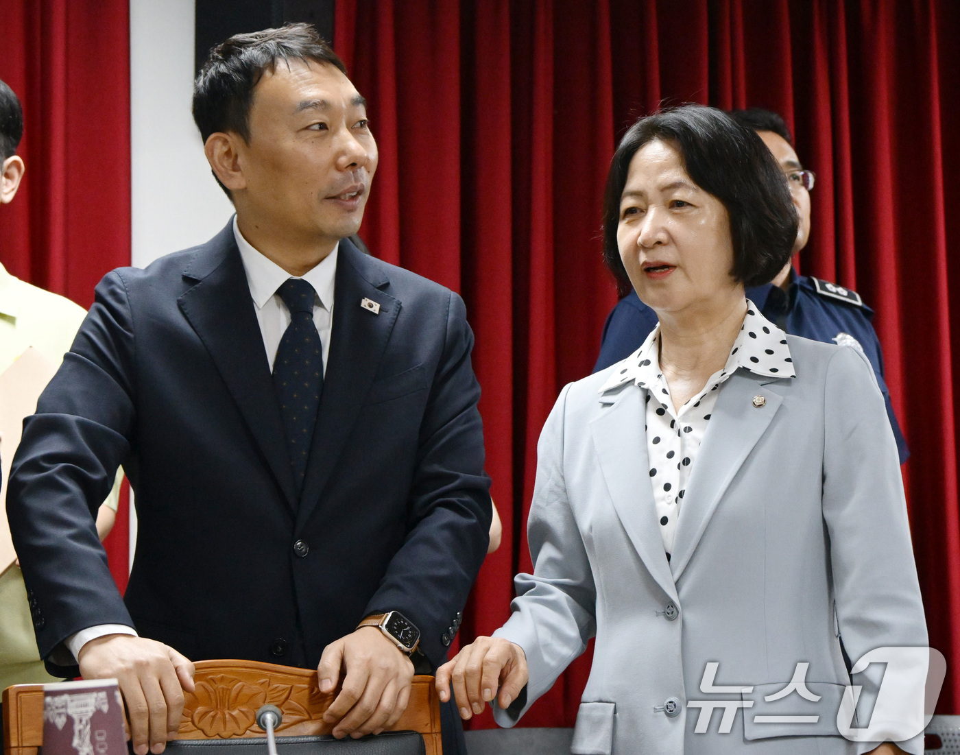 (의왕=뉴스1) 국회사진기자단 = 추미애 국회 법제사법위원회 위원장이 1일 경기도 의왕시 서울구치소에서 열린 현장검증에서 김용민 더불어민주당 간사와 대화하고 있다. 이날 법사위는 …