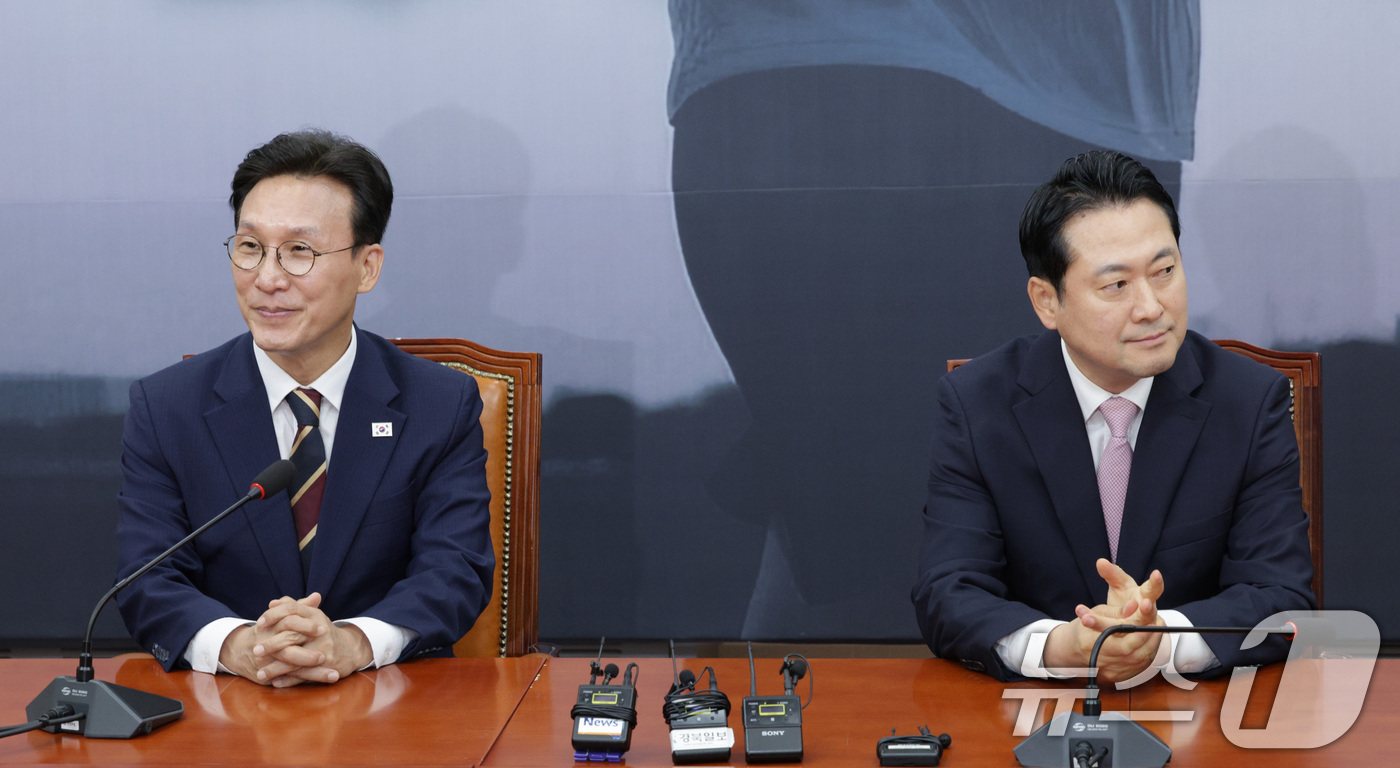 (서울=뉴스1) 신웅수 기자 = 장동혁 국민의힘 대표(오른쪽)가 1일 오전 서울 여의도 국회에서 김민석 국무총리를 접견하고 있다. 2025.9.1/뉴스1