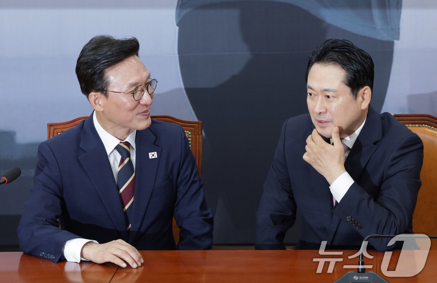 본문 이미지 - 장동혁 국민의힘 대표&#40;오른쪽&#41;가 1일 오전 서울 여의도 국회에서 김민석 국무총리를 접견하고 있다. 2025.9.1/뉴스1 ⓒ News1 신웅수 기자