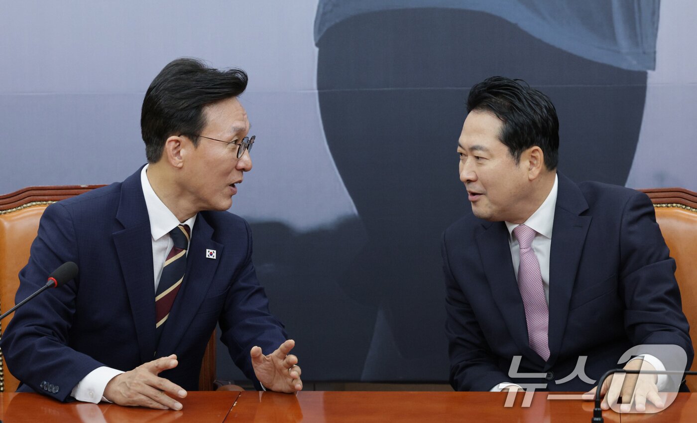 본문 이미지 - 장동혁 국민의힘 대표&#40;오른쪽&#41;가 1일 오전 서울 여의도 국회에서 김민석 국무총리를 접견하고 있다. 2025.9.1/뉴스1 ⓒ News1 신웅수 기자