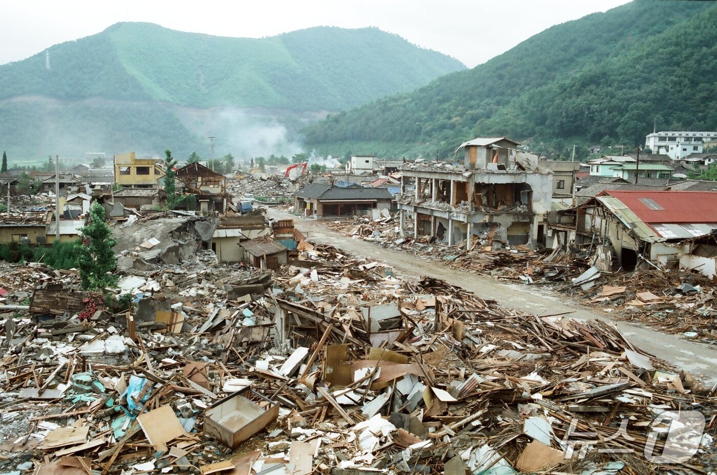 본문 이미지 - 충주댐 개발로 철거 중인 옛 단양 모습.(단양군 제공. 재판매 및 DB금지) /뉴스1    