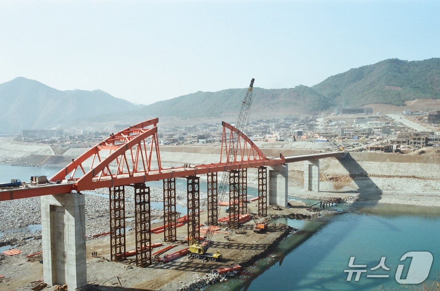 본문 이미지 - 단양 고수대교 공사 중인 모습.(단양군 제공. 재판매 및 DB금지) /뉴스1     