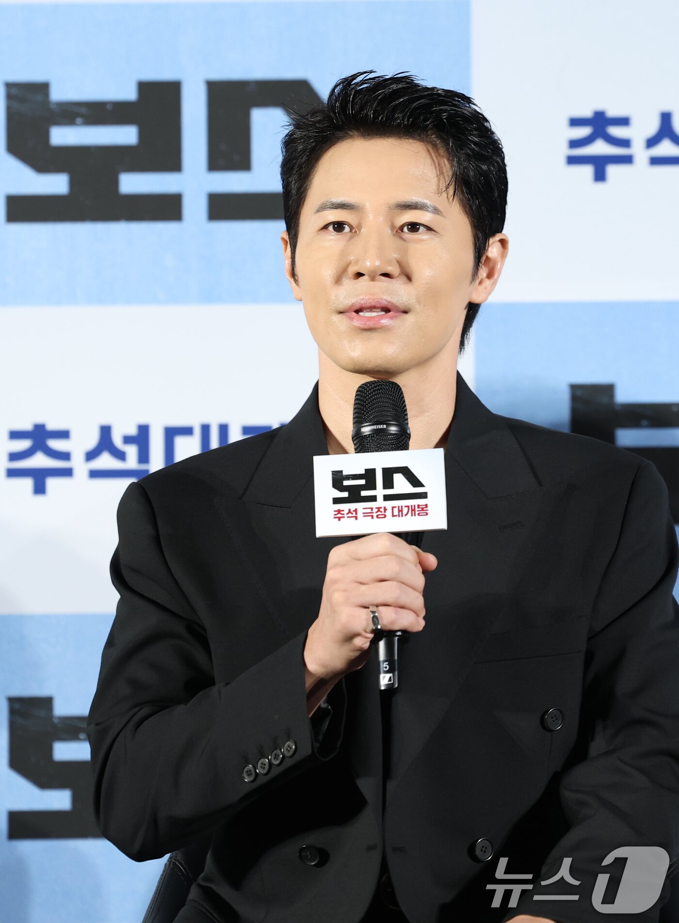 본문 이미지 - 배우 이규형이 1일 오전 서울 메가박스 성수에서 열린 영화 '보스'(감독 라희찬) 제작보고회에 참석해 인사말을 하고 있다. ‘보스’는 조직의 미래가 걸린 차기 보스 선출을 앞두고 각자의 꿈을 위해 서로에게 보스 자리를 치열하게 ‘양보’하는 조직원들의 필사적인 대결을 그린 코믹 액션 영화다. 2025.9.1/뉴스1 ⓒ News1 권현진 기자