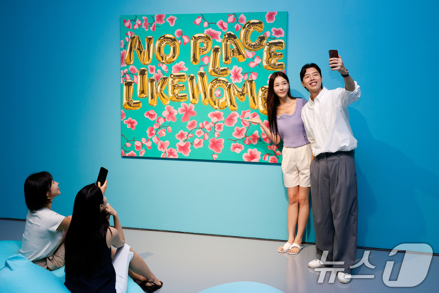 (인천=뉴스1) 안은나 기자 = 1일 인천 중구 파라다이스시티 아트스페이스에서 관람객들이 미국 팝아트 작가 조엘 메슬러의 국내 첫 개인전 파라다이스 파운드(Paradise Foun …