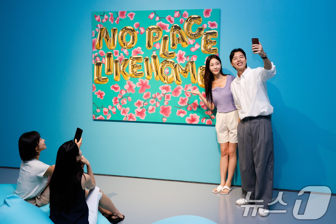 본문 이미지 - 1일 인천 중구 파라다이스시티 아트스페이스에서 관람객들이 미국 팝아트 작가 조엘 메슬러의 국내 첫 개인전 파라다이스 파운드&#40;Paradise Found&#41; 전시를 관람하고 있다. 파라다이스시티는 오는 2일부터 치유와 회복의 메시지를 트로피컬한 색채와 경쾌한 화풍으로 담아낸 조엘 메슬러의 작품 24점을 선보인다. 2025.9.1/뉴스1 ⓒ News1 안은나 기자