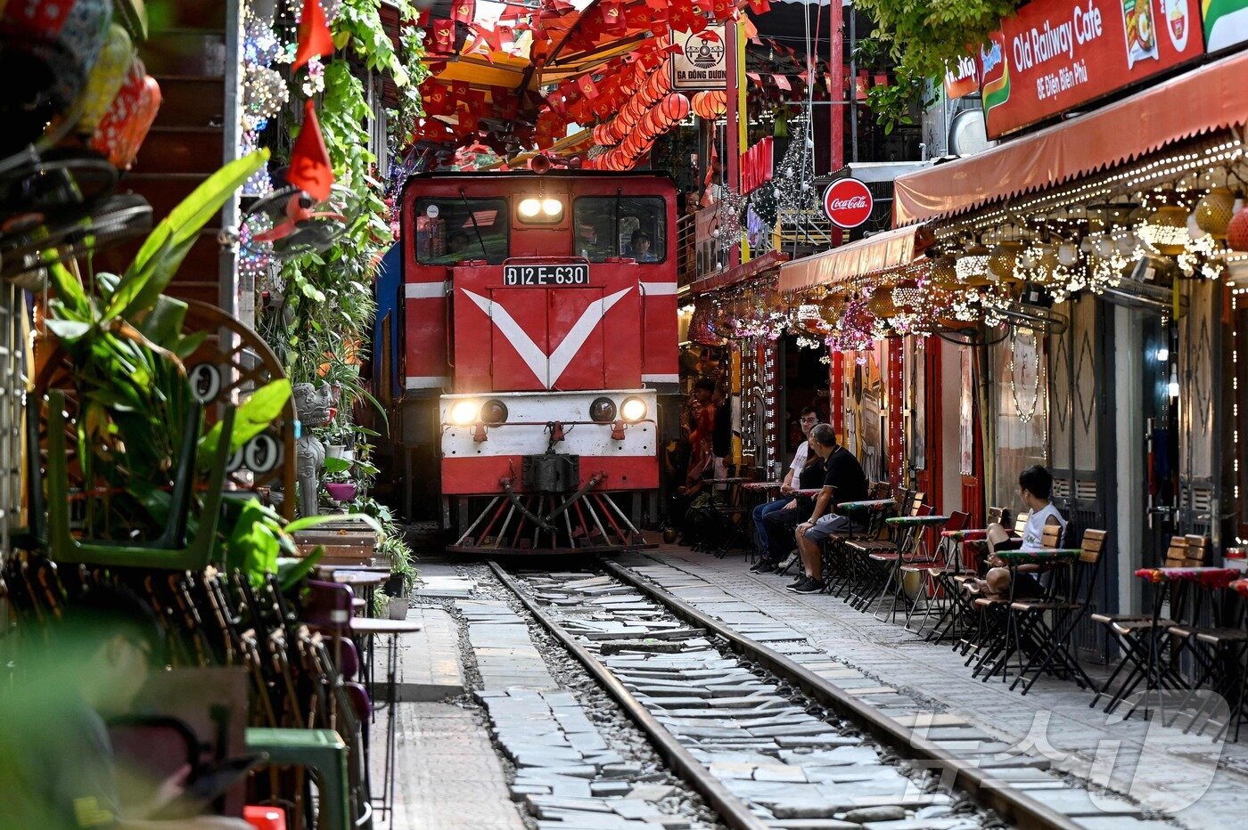 본문 이미지 - 지난달 18일 베트남 하노이 '기찻길 카페거리'를 지나는 철도 선로에 열차가 진입하고 있다. 2025.8.31. ⓒ AFP=뉴스1 ⓒ News1 심서현 기자 ⓒ AFP=뉴스1 ⓒ News1 심서현 기자