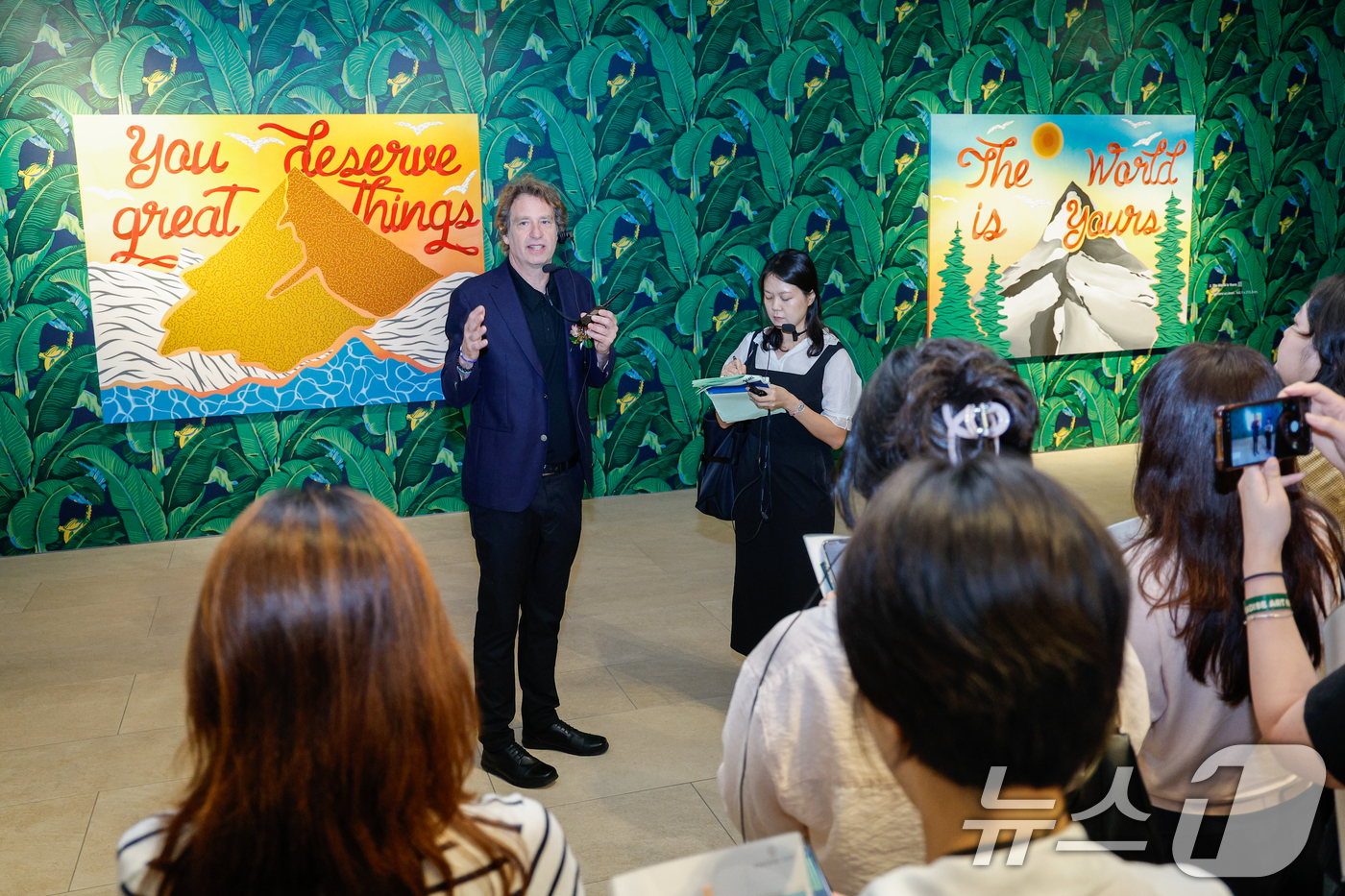 (인천=뉴스1) 안은나 기자 = 미국 팝아트 작가 조엘 메슬러가 1일 인천 중구 파라다이스시티 아트스페이스에서 국내 첫 개인전 파라다이스 파운드(Paradise Found) 전시를 …