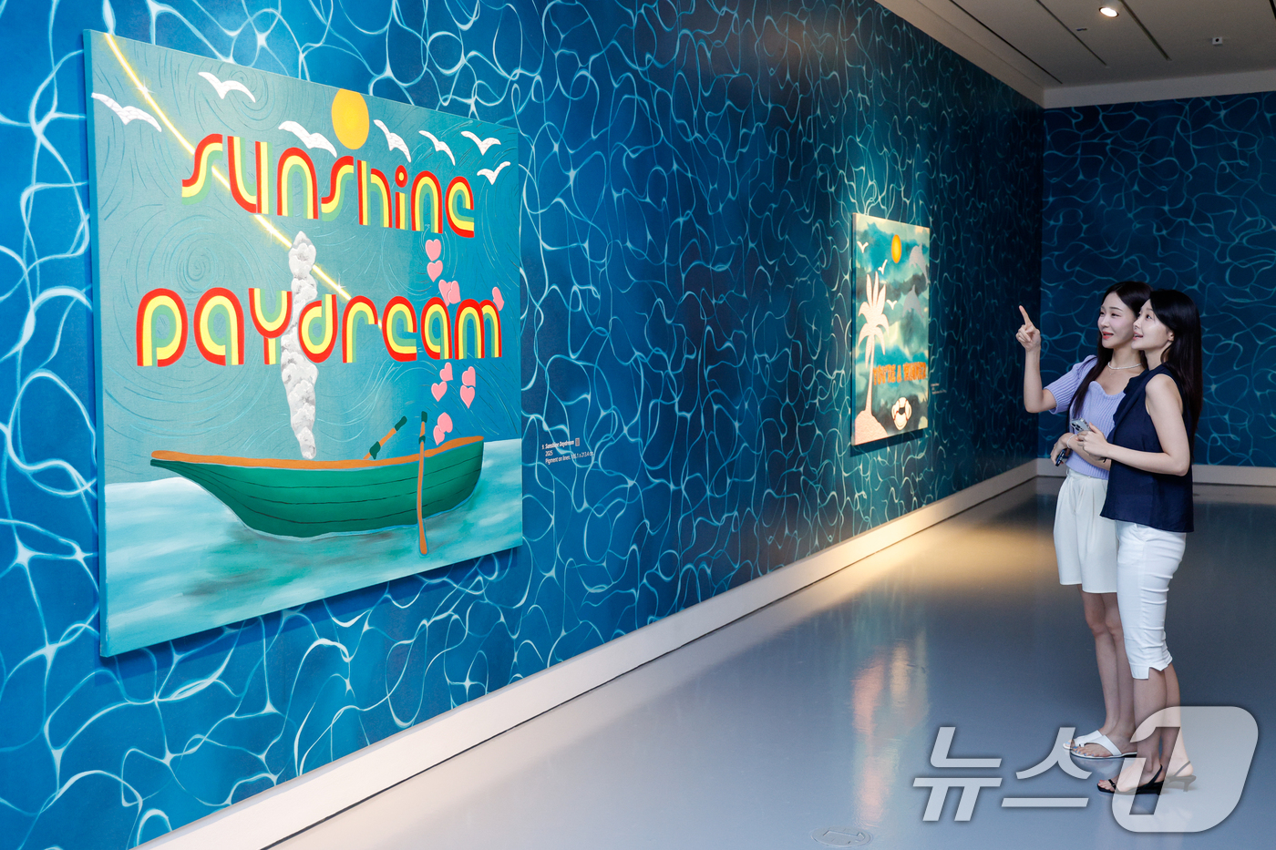 (인천=뉴스1) 안은나 기자 = 1일 인천 중구 파라다이스시티 아트스페이스에서 관람객들이 미국 팝아트 작가 조엘 메슬러의 국내 첫 개인전 파라다이스 파운드(Paradise Foun …