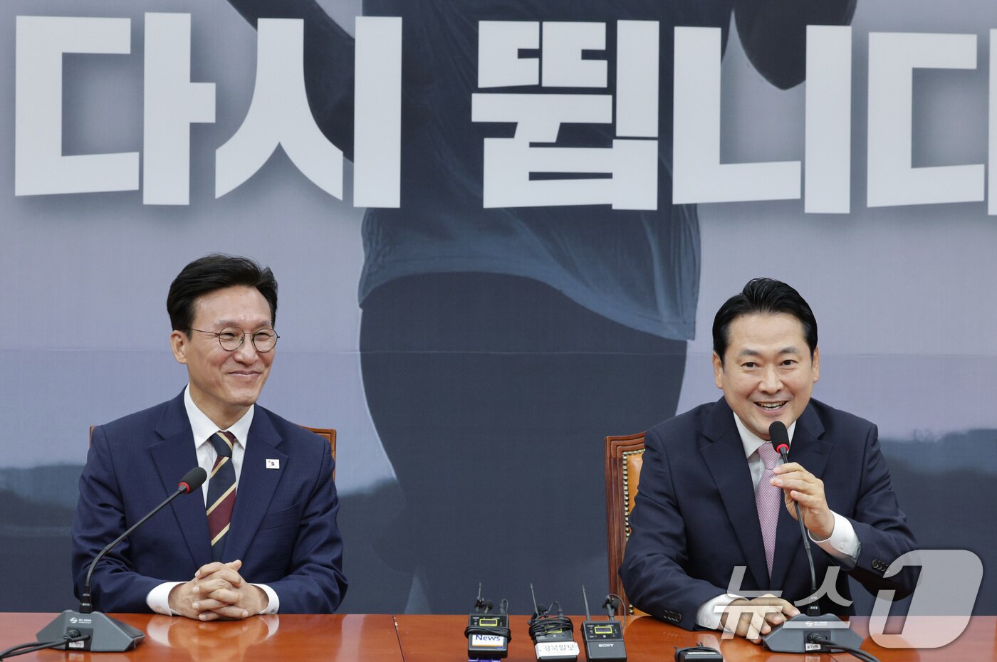 본문 이미지 - 장동혁 국민의힘 대표&#40;오른쪽&#41;가 1일 오전 서울 여의도 국회에서 김민석 국무총리를 접견하고 있다. 2025.9.1/뉴스1 ⓒ News1 신웅수 기자