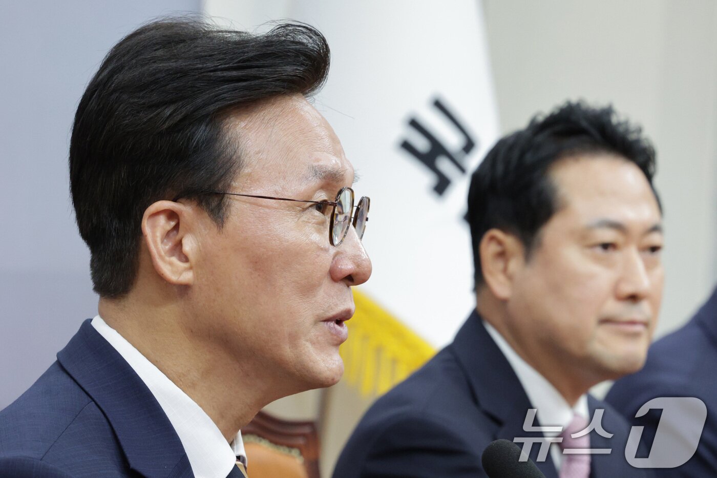 본문 이미지 - 김민석 국무총리가 1일 오전 서울 여의도 국회에서 장동혁 국민의힘 대표를 예방하고 있다. 2025.9.1/뉴스1 ⓒ News1 신웅수 기자