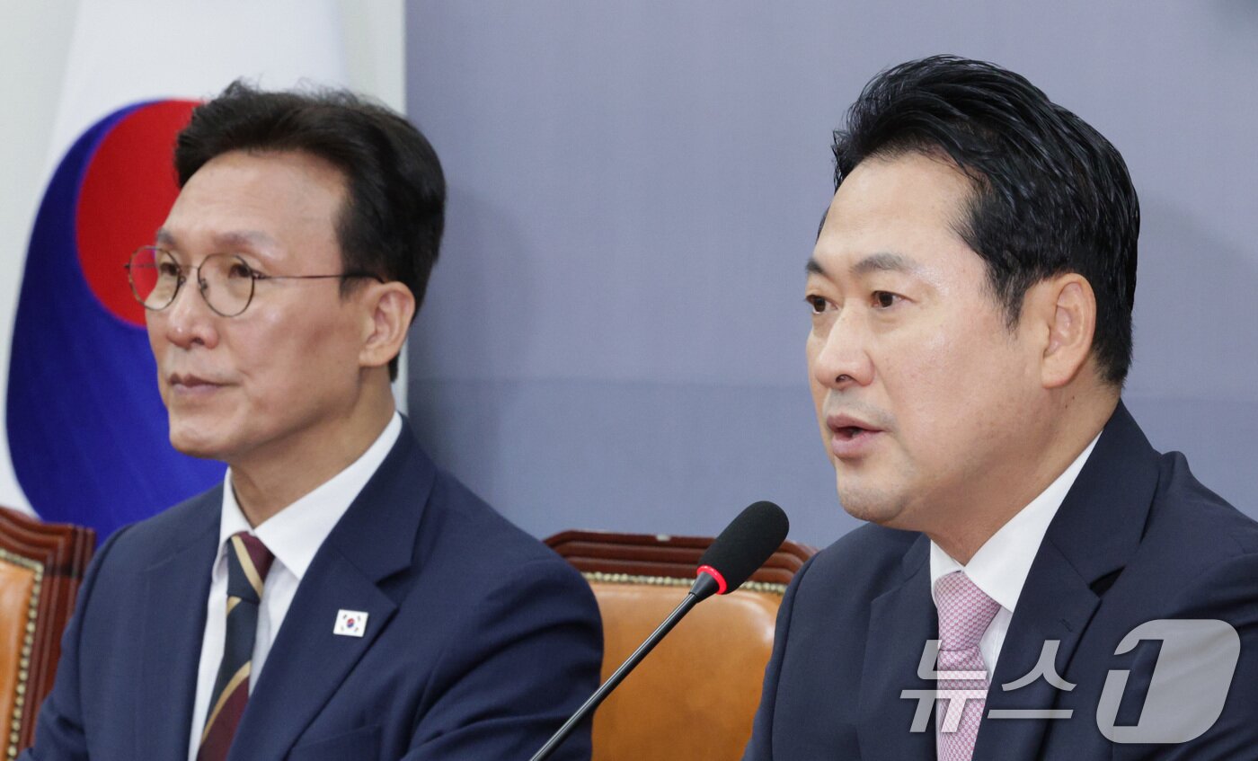 본문 이미지 - 장동혁 국민의힘 대표&#40;오른쪽&#41;가 1일 오전 서울 여의도 국회에서 김민석 국무총리를 접견하고 있다. 2025.9.1/뉴스1 ⓒ News1 신웅수 기자