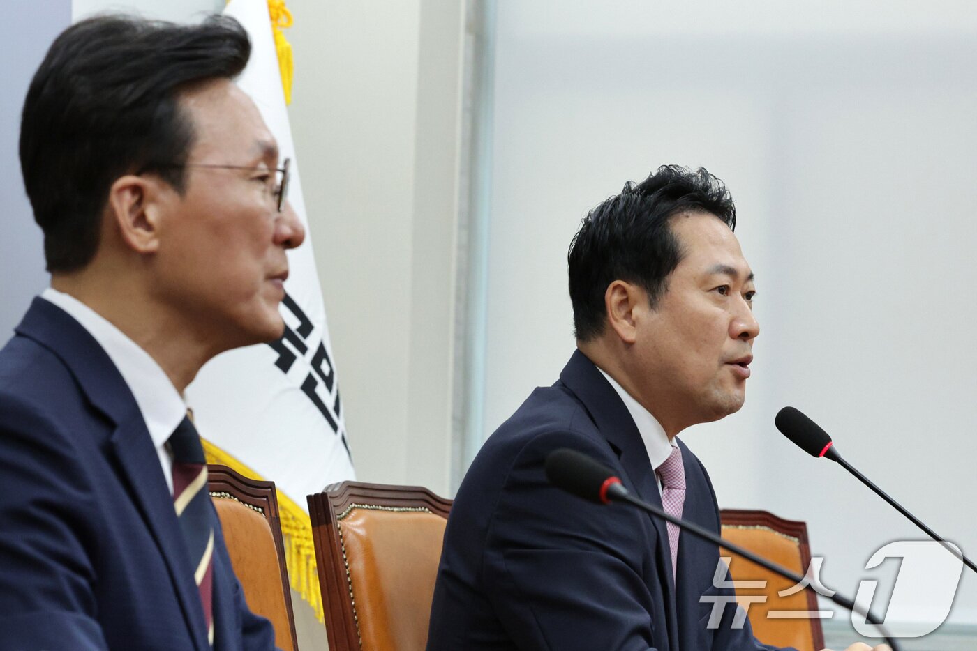 본문 이미지 - 장동혁 국민의힘 대표&#40;오른쪽&#41;가 1일 오전 서울 여의도 국회에서 김민석 국무총리를 접견하고 있다. 2025.9.1/뉴스1 ⓒ News1 신웅수 기자