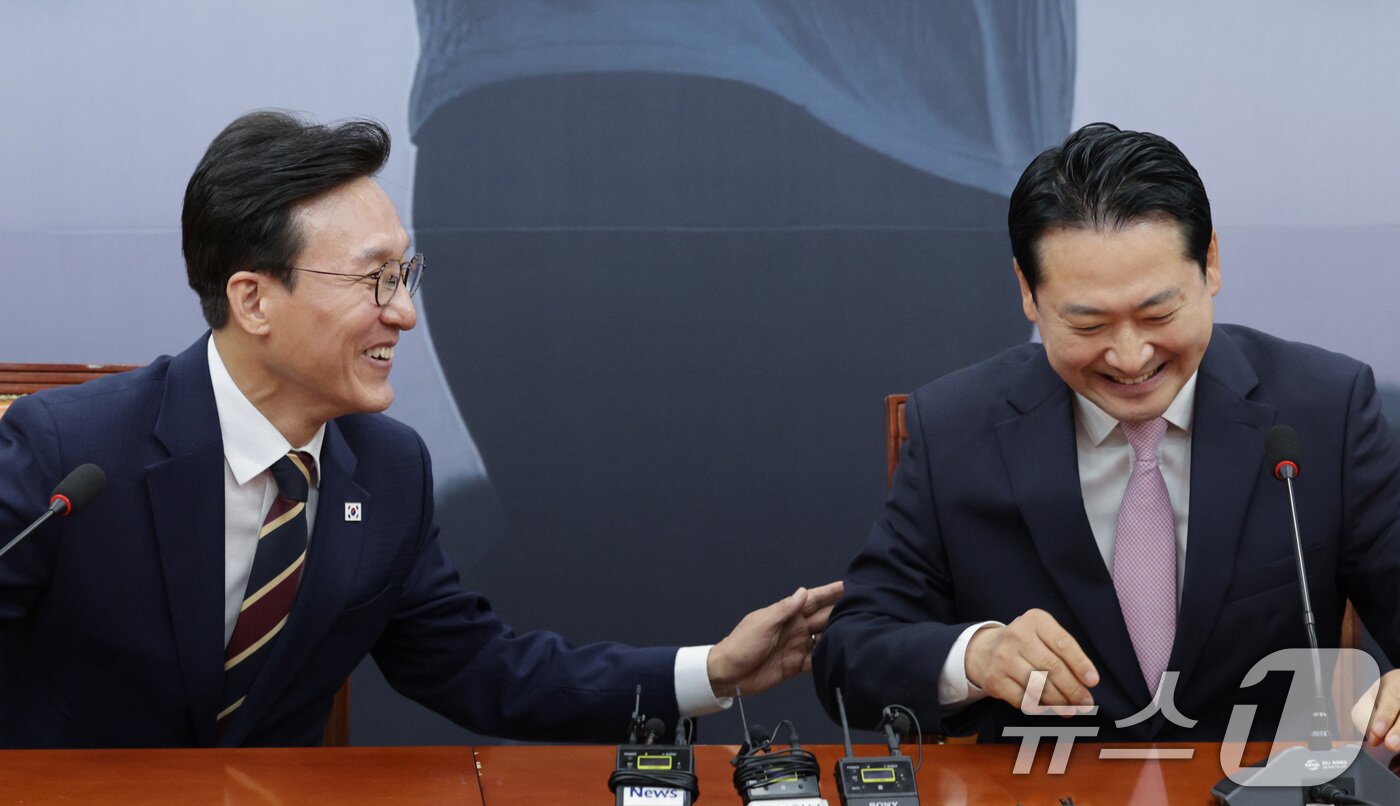 본문 이미지 - 장동혁 국민의힘 대표&#40;오른쪽&#41;가 1일 오전 서울 여의도 국회에서 김민석 국무총리를 접견하고 있다. 2025.9.1/뉴스1 ⓒ News1 신웅수 기자