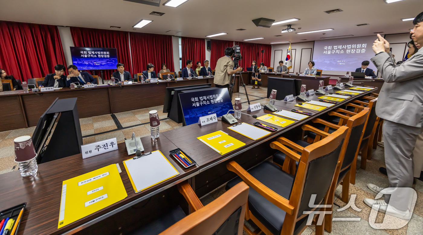 (의왕=뉴스1) 국회사진기자단 = 1일 경기도 의왕시 서울구치소에서 국회 법제사법위원회의 현장검증이 열린 가운데 이춘석 무소속 의원과 국민의힘 의원석이 비어 있다. 이날 법사위는 …