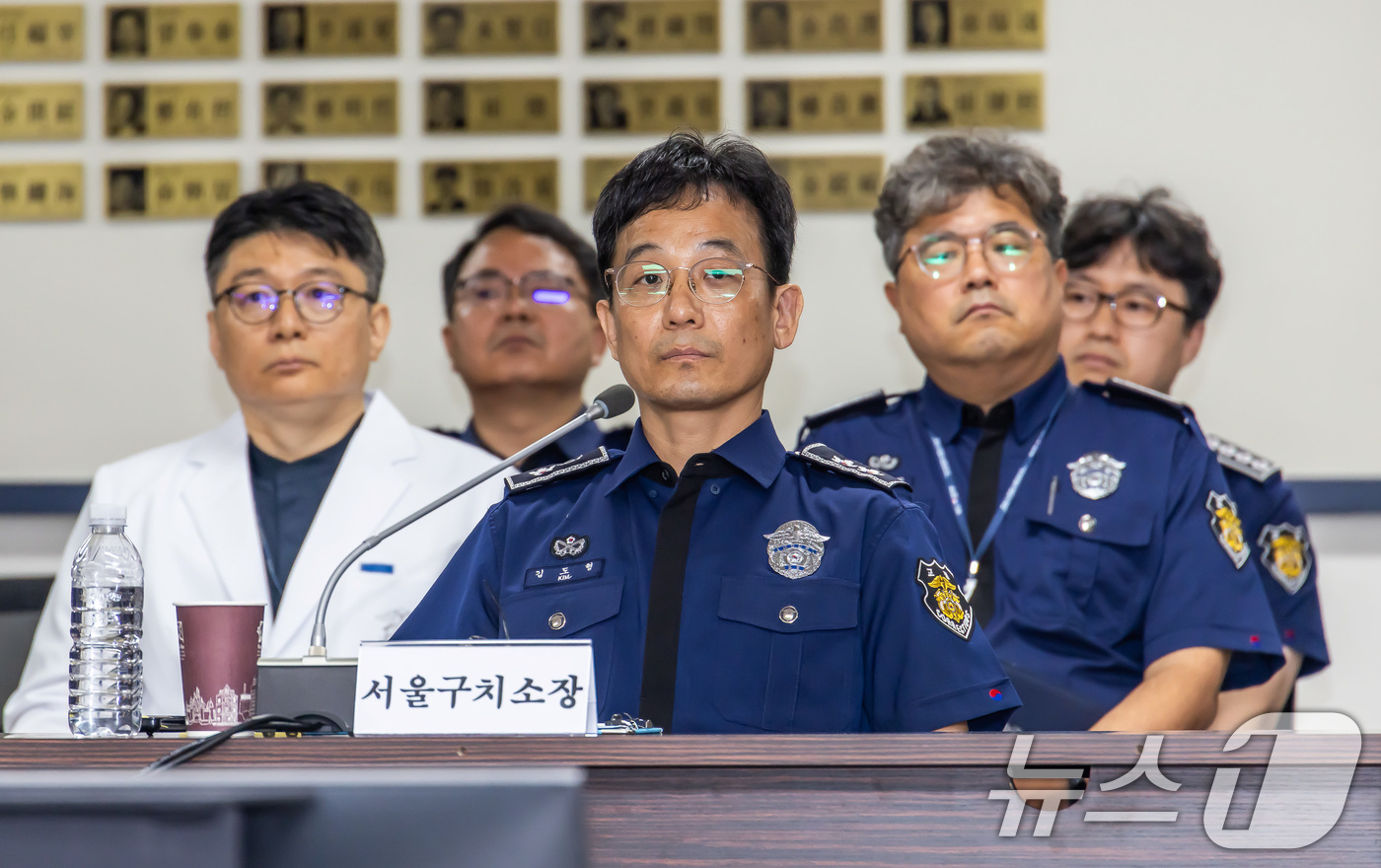 (의왕=뉴스1) 국회사진기자단 = 1일 경기도 의왕시 서울구치소에서 국회 법제사법위원회의 현장검증이 열린 가운데 김도형 서울구치소장이 자리하고 있다. 이날 법사위는 윤석열 전 대통 …