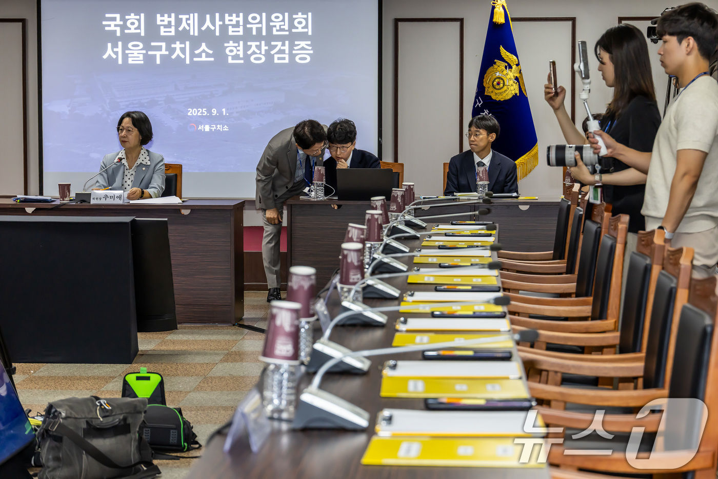 (의왕=뉴스1) 국회사진기자단 = 1일 경기도 의왕시 서울구치소에서 국회 법제사법위원회의 현장검증이 열린 가운데 이춘석 무소속 의원과 국민의힘 의원석이 비어 있다. 이날 법사위는 …