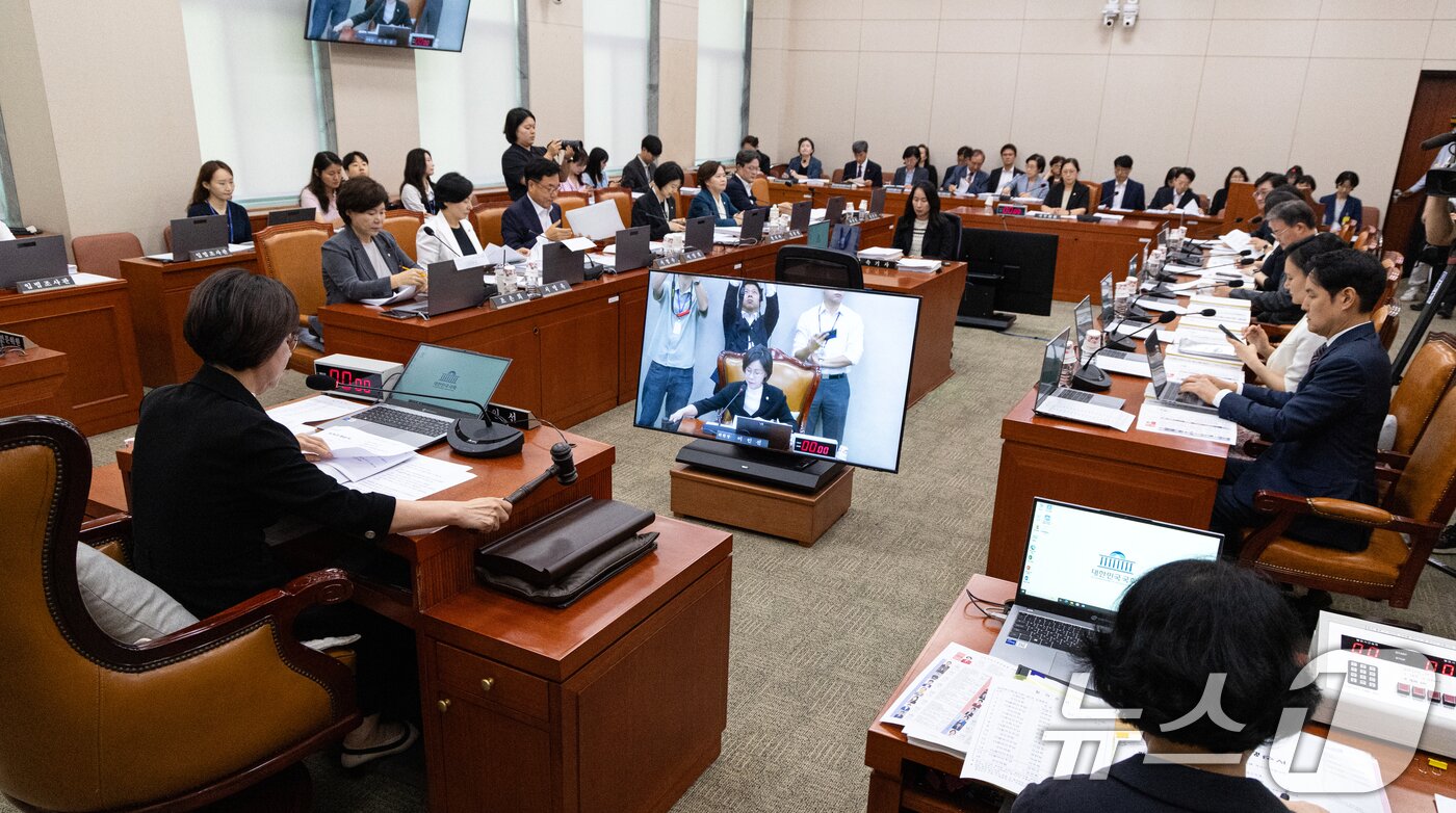 본문 이미지 - 1일 서울 여의도 국회에서 열린 제429회 국회&#40;정기회&#41; 여성가족위원회 제1차 전체회의에서 이인선 위원장이 의사봉을 두드리고 있다. 2025.9.1/뉴스1 ⓒ News1 이승배 기자