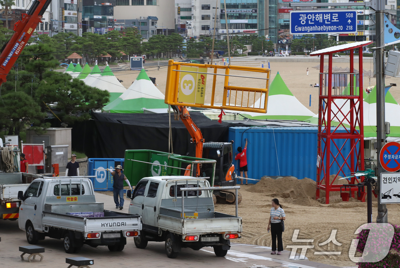 (부산=뉴스1) 윤일지 기자 = 1일 부산 수영구 광안리해수욕장 백사장에 설치된 망루를 수영구청 관계자들이 중장비를 동원해 철거하고 있다.오는 14일까지 운영되는 해운대해수욕장을 …