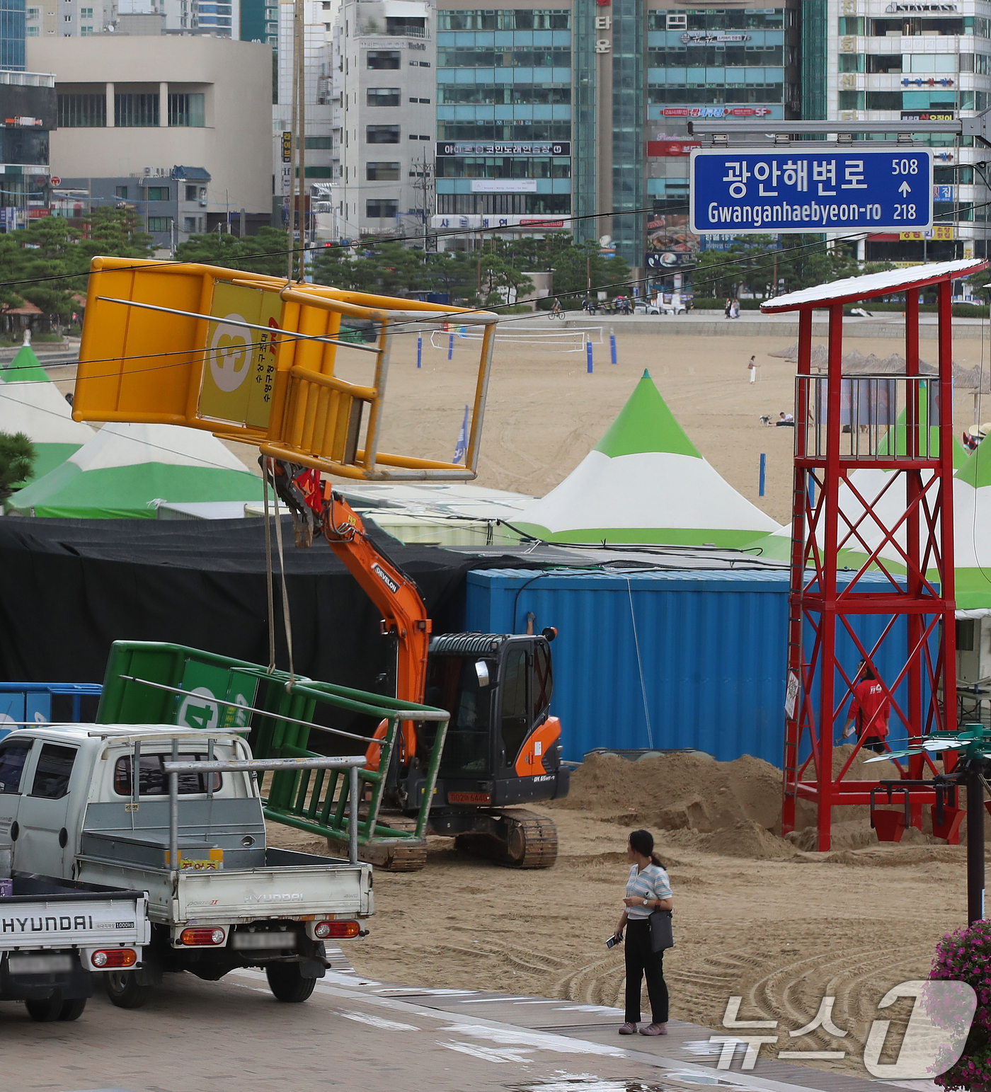 (부산=뉴스1) 윤일지 기자 = 1일 부산 수영구 광안리해수욕장 백사장에 설치된 망루를 수영구청 관계자들이 중장비를 동원해 철거하고 있다.오는 14일까지 운영되는 해운대해수욕장을 …