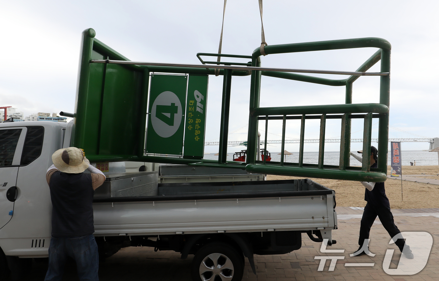 (부산=뉴스1) 윤일지 기자 = 1일 부산 수영구 광안리해수욕장 백사장에 설치된 망루를 수영구청 관계자들이 중장비를 동원해 철거하고 있다.오는 14일까지 운영되는 해운대해수욕장을 …