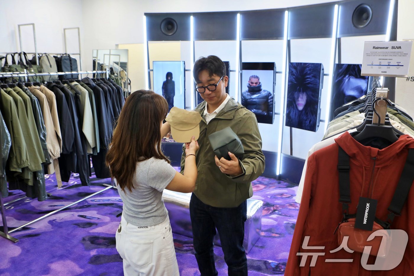 (서울=뉴스1) = 롯데백화점이 오는 17일까지 잠실 롯데월드몰 지하 1층에서 덴마크 라이프스타일 브랜드 '레인스(RAINS)' 팝업스토어를 운영한다.1일 서울 송파구 잠실롯데월드 …