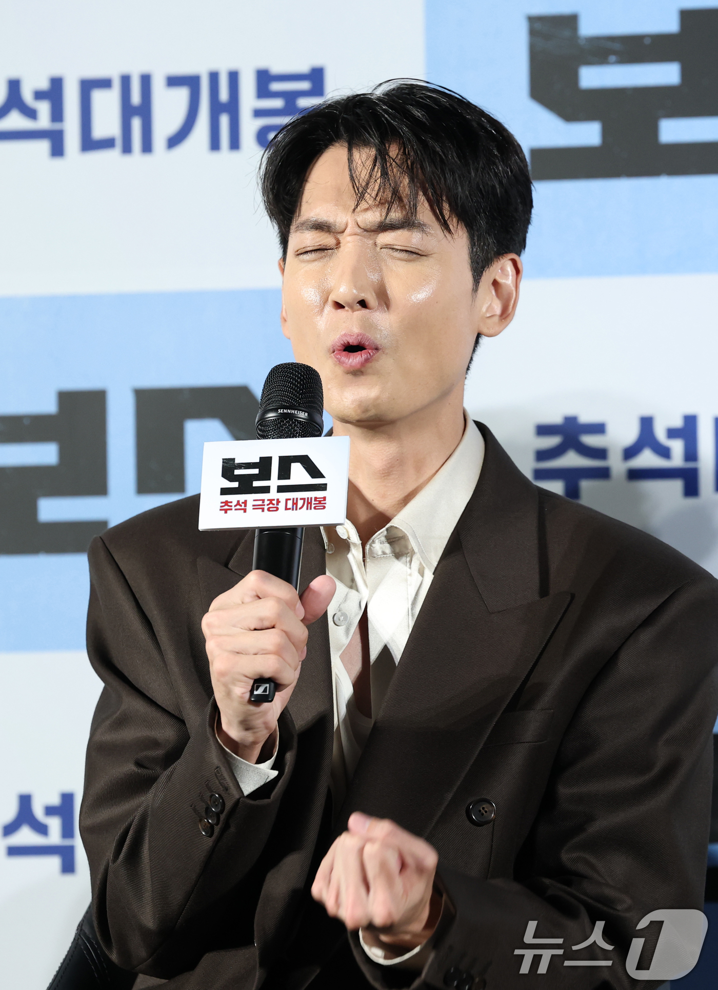 (서울=뉴스1) 권현진 기자 = 배우 정경호가 1일 오전 서울 메가박스 성수에서 열린 영화 '보스'(감독 라희찬) 제작보고회에 참석해 극 중 캐릭터 설명을 하고 있다.‘보스’는 조 …