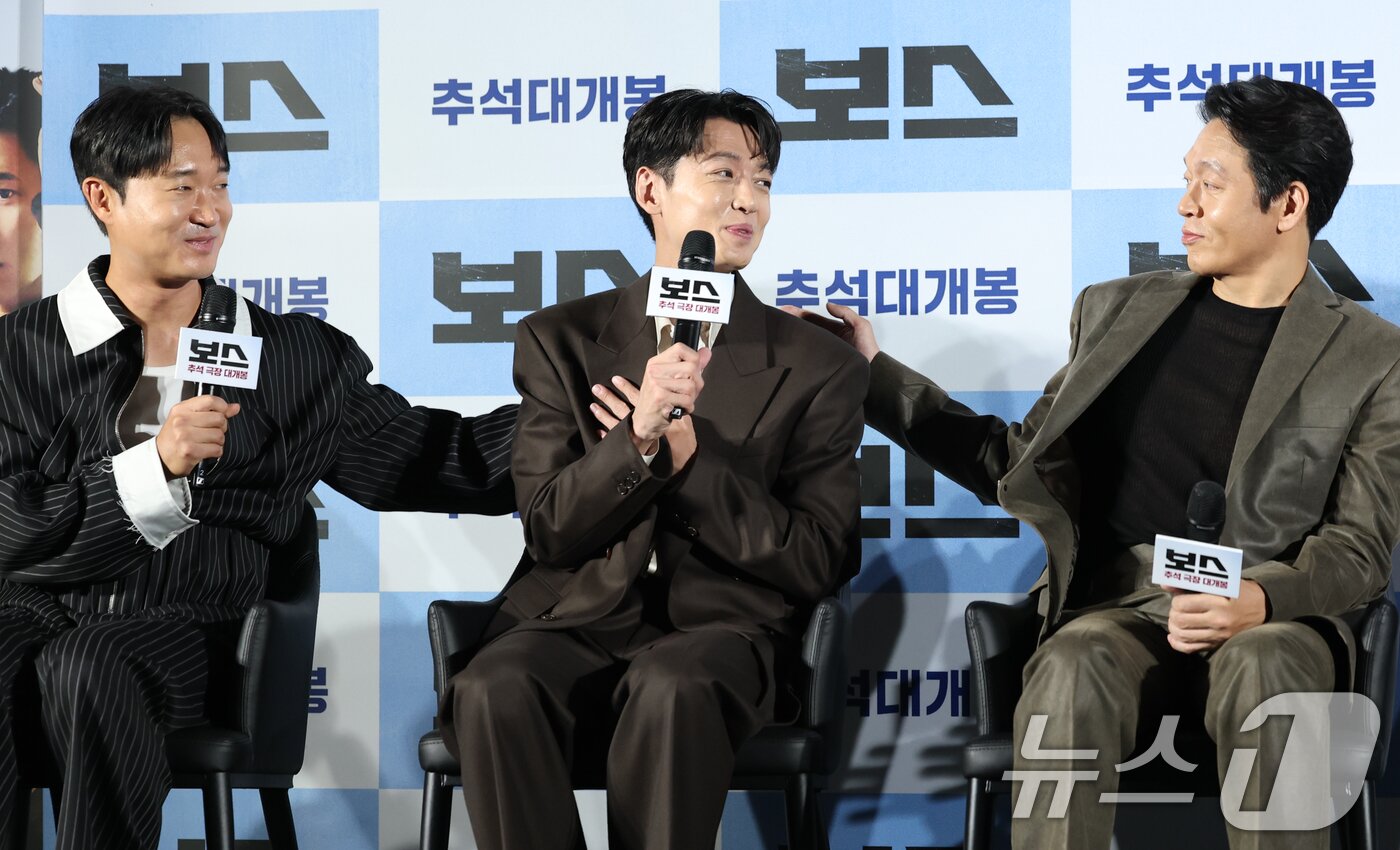 본문 이미지 - 배우 정경호(가운데)가 1일 오전 서울 메가박스 성수에서 열린 영화 '보스'(감독 라희찬) 제작보고회에 참석해 조우진과 박지환(오른쪽)의 응원을 받으며 촬영 뒷 이야기를 전하고 있다. ‘보스’는 조직의 미래가 걸린 차기 보스 선출을 앞두고 각자의 꿈을 위해 서로에게 보스 자리를 치열하게 ‘양보’하는 조직원들의 필사적인 대결을 그린 코믹 액션 영화다. 2025.9.1/뉴스1 ⓒ News1 권현진 기자
