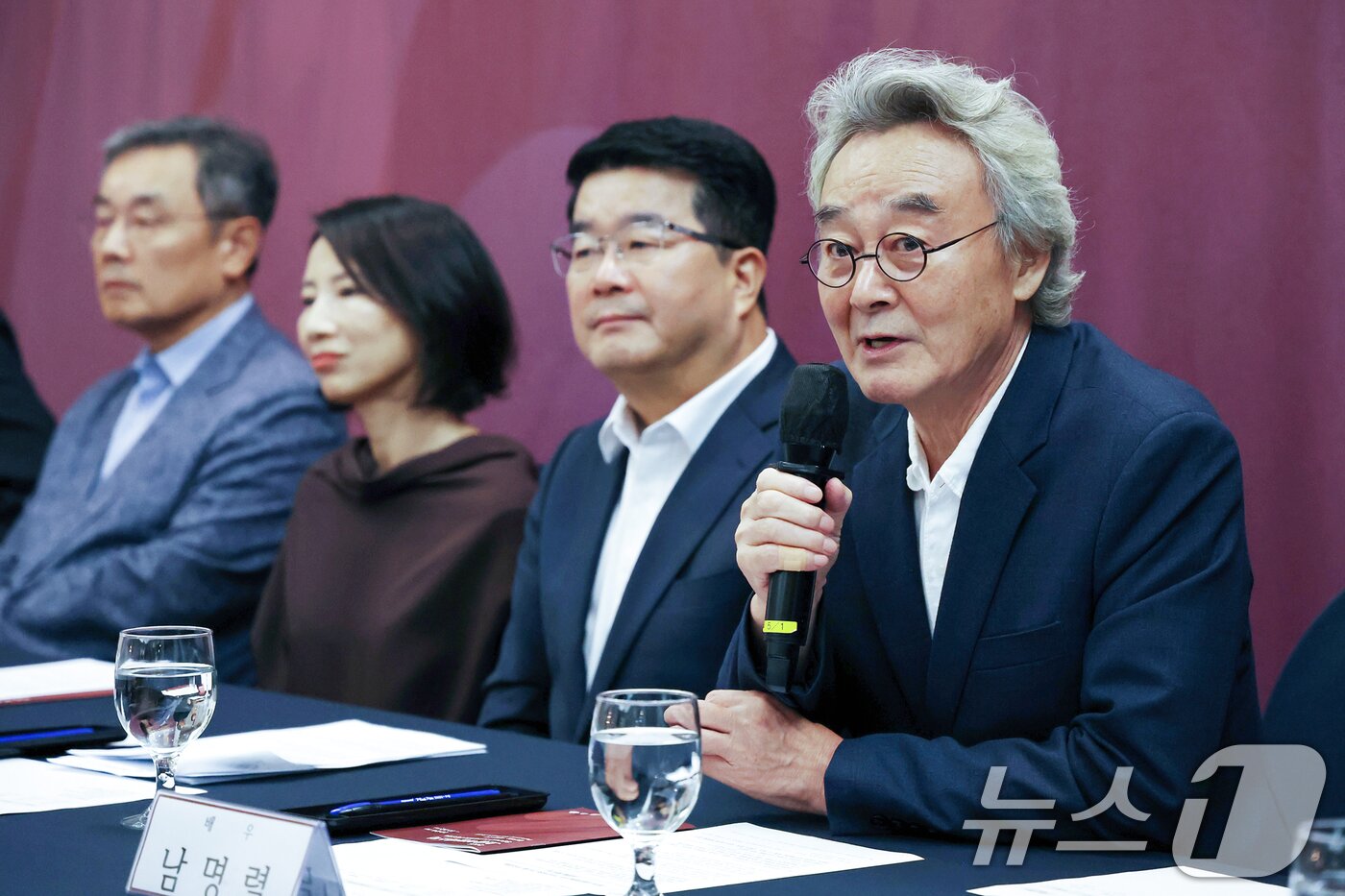 본문 이미지 - 배우 남명렬이 1일 서울 중구 프레스센터에서 열린 &#39;2025 서울어텀페스타 기자간담회&#39;에서 인사말을 하고 있다.  2025.9.1/뉴스1 ⓒ News1 민경석 기자